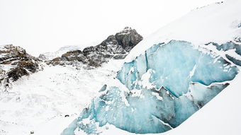 长白山终年积雪,是因为其高海拔和特殊气候条件造就的万年冰雪奇观 长白山终年积雪,是因为其高海拔和特殊气候条件造就的万年冰雪奇观
