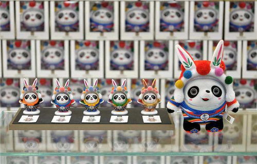 冰墩墩换上蛇年新皮肤回归，玩家热切期待的英雄归来！